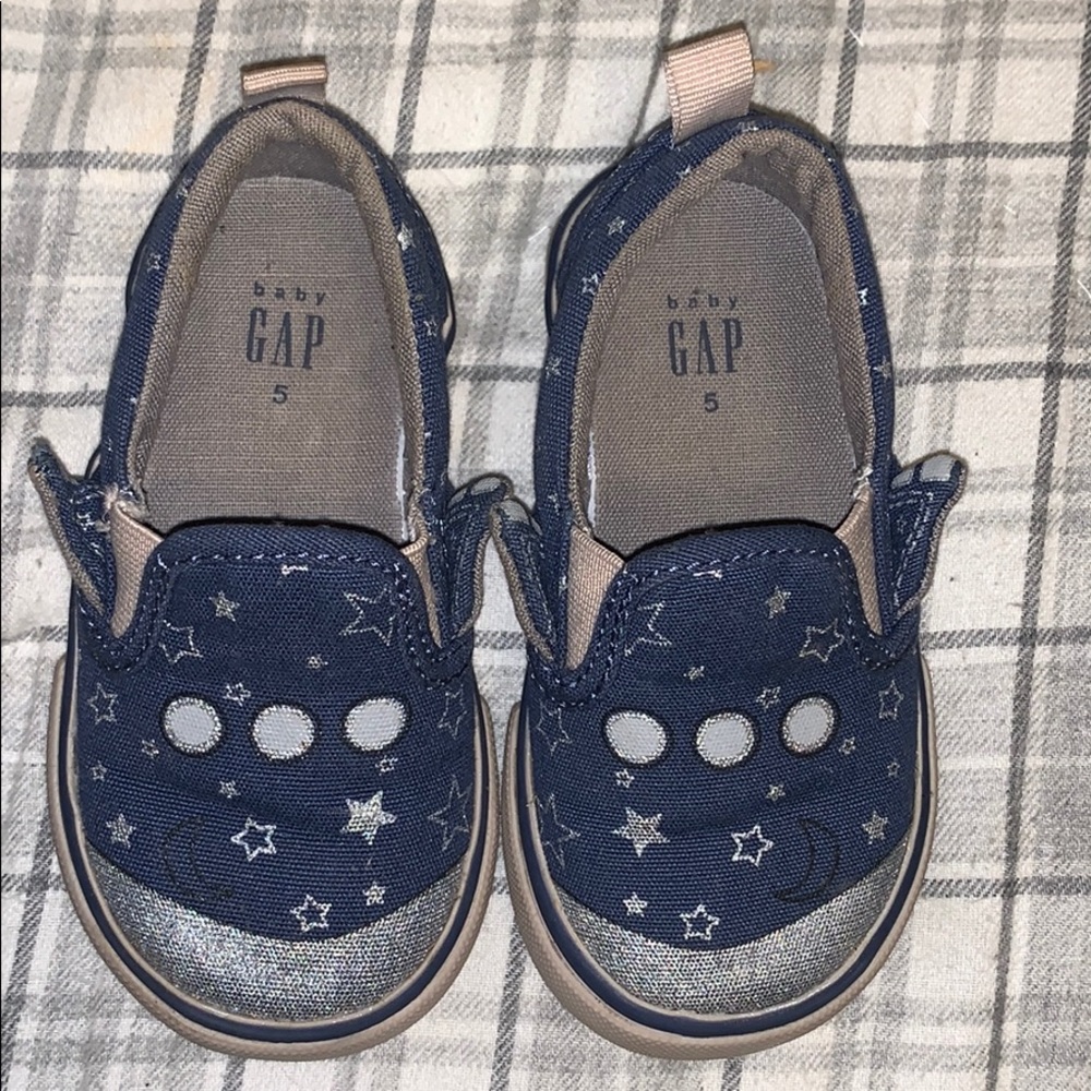 Gap baby boy slip on shoes. Size 5.